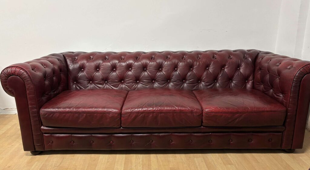 WINE-RED-CHESTERFIELD-2-scaled-e1741867264303-1024x563 Chesterfield