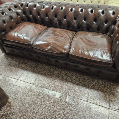 Chesterfield štýl,kožená nerozťahovacia 3+1+tabur.